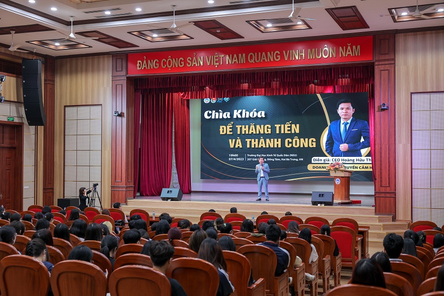 Gần 500 sinh viên Đại học KTQD tham dự chương trình Talkshow cùng CEO Hoàng Hữu Thắng