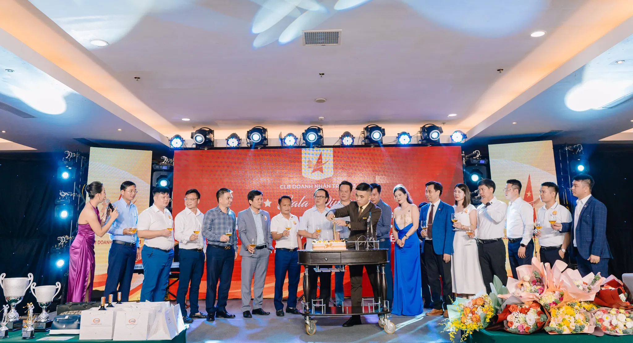 Doanh nhân Hoàng Hữu Thắng - Vinh dự nhận Bằng khen của Trung ương hội Doanh nhân trẻ Việt Nam đã có thành tích xây dựng và cống hiến trong phong trào hội