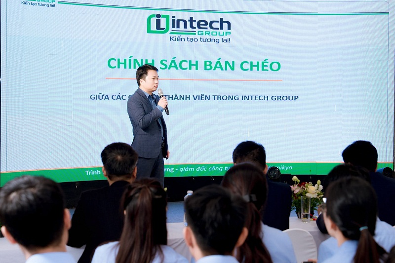 NHÌN LẠI KẾT QUẢ – ĐỊNH HƯỚNG MỤC TIÊU QUÝ IV Thông qua các báo cáo tổng kết, Đại hội đã nhìn lại kết quả hoạt động trong 9 tháng đầu năm, đánh giá những thành quả đạt được và xác định mục tiêu trọng tâm cho giai đoạn tiếp theo. Những kết quả này là nền tảng để đội ngũ tiếp tục phát huy năng lực, chủ động nắm bắt cơ hội và sẵn sàng chinh phục những mục tiêu cao hơn trong Quý IV. Tại Đại hội, Chủ tịch HĐQT Hoàng Hữu Thắng đã đưa ra những định hướng chiến lược, chia sẻ và động viên đội ngũ trước chặng đua Quý IV. Đây là cơ sở để các đơn vị tiếp tục phát huy thế mạnh, phối hợp chặt chẽ và quyết liệt triển khai kế hoạch kinh doanh, kiên định với tinh thần “Làm thật – Giá trị thật”. Ông Hoàng Hữu Thắng - Chủ tịch HĐQT Intech Group chia sẻ tại Đại hội Sale 2026 VINH DANH BEST SELLER & CHIA SẺ CASE SALE Một trong những điểm nhấn của chương trình là phần vinh danh Best Seller, ghi nhận những cá nhân có thành tích kinh doanh nổi bật trong 9 tháng đầu năm 2026. Đây cũng là nguồn động lực để toàn đội ngũ tiếp tục phát huy năng lực, giữ vững phong độ và bứt phá trong chặng đường phía trước. Chủ tịch & TGĐ Tập đoàn Intech trao danh hiệu Top 3 Best Seller Tiếp nối chương trình, ba phần chia sẻ Case Sale mang đến những kinh nghiệm thực chiến về tiếp cận khách hàng, xử lý tình huống và tìm kiếm giải pháp phù hợp. Qua đó, đội ngũ có thêm những bài học thiết thực để vận dụng vào công việc, nâng cao hiệu quả kinh doanh và chủ động nắm bắt cơ hội trong chặng đua Quý IV. Các phần chia sẻ mở ra cơ hội để đội ngũ Kinh doanh học hỏi kinh nghiệm từ đồng nghiệp, nhìn nhận những tình huống dưới nhiều góc độ và tích lũy thêm bài học có thể áp dụng vào công việc. Những đóng góp này cũng được Ban Lãnh đạo ghi nhận thông qua hoạt động trao bằng khen và hoa chúc mừng. Ông Hoàng Hữu Yên - TGĐ Tập đoàn Intech Group trao bằng khen và hoa KẾT NỐI HỆ SINH THÁI – KÍCH HOẠT SỨC MẠNH BÁN CHÉO Phổ biến chính sách bán chéo Tiếp nối chương trình, nội dung bán chéo liên công ty trở thành trọng tâm trong định hướng phát triển kinh doanh Quý IV. Đại hội tập trung làm rõ chính sách phối hợp giữa các đơn vị, đồng thời giới thiệu sản phẩm, giải pháp và thế mạnh của từng lĩnh vực để đội ngũ Kinh doanh có thêm cơ sở khai thác cơ hội hợp tác. Thông qua các phiên chia sẻ và trao đổi cùng Ban Lãnh đạo, đội ngũ được cập nhật về cơ chế bán chéo, năng lực của từng đơn vị và phương thức phối hợp trong quá trình triển khai thực tế. Qua đó, hoạt động bán chéo góp phần phát huy thế mạnh của toàn hệ sinh thái Intech, mở rộng cơ hội kinh doanh và mang đến những giải pháp phù hợp hơn với nhu cầu khách hàng. THỐNG NHẤT HÀNH ĐỘNG – QUYẾT TÂM BỨT TỐC VỀ ĐÍCH Khép lại chương trình làm việc, Đại hội Sale Intech Group 2026 đã tạo cơ hội để toàn thể đội ngũ cùng nhìn lại chặng đường đã qua, chia sẻ kinh nghiệm và thống nhất tinh thần hành động cho Quý IV. Trọng tâm được đặt ra là các công ty thành viên tập trung hoàn thành mục tiêu kinh doanh, chủ động kết nối nguồn lực và khai thác hiệu quả chính sách bán chéo trong toàn hệ sinh thái. Đại hội khép lại thành công tốt đẹp, nhưng hành trình chinh phục mục tiêu vẫn tiếp tục. Với tinh thần Kết Nối Sức Mạnh – Bứt Tốc Về Đích, mỗi cá nhân, mỗi đơn vị cùng phát huy năng lực, nâng cao hiệu quả phối hợp và biến quyết tâm thành kết quả thực tế. Intech Group – Làm thật, tạo giá trị thật, cùng nhau chinh phục mục tiêu Quý IV/2026!