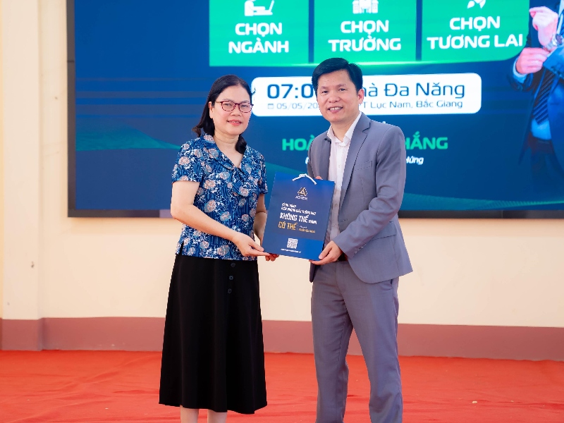 Doanh nhân Hoàng Hữu Thắng tại tọa đàm Hướng nghiệp