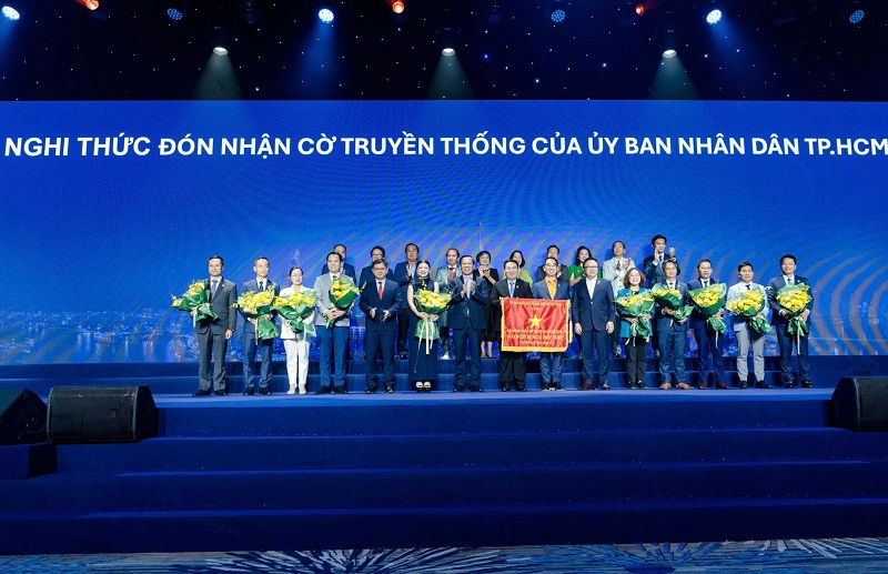 Nhận cờ truyền thống