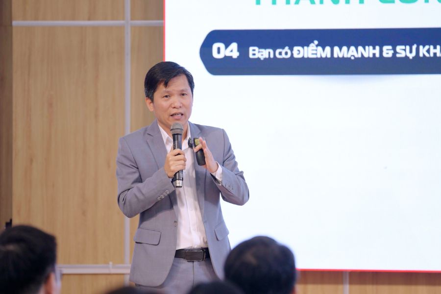 Doanh nhân Hoàng Hữu Thắng gặp gỡ thế hệ sinh viên khởi nghiệp tại Swin-Biz-Rockstar 2025